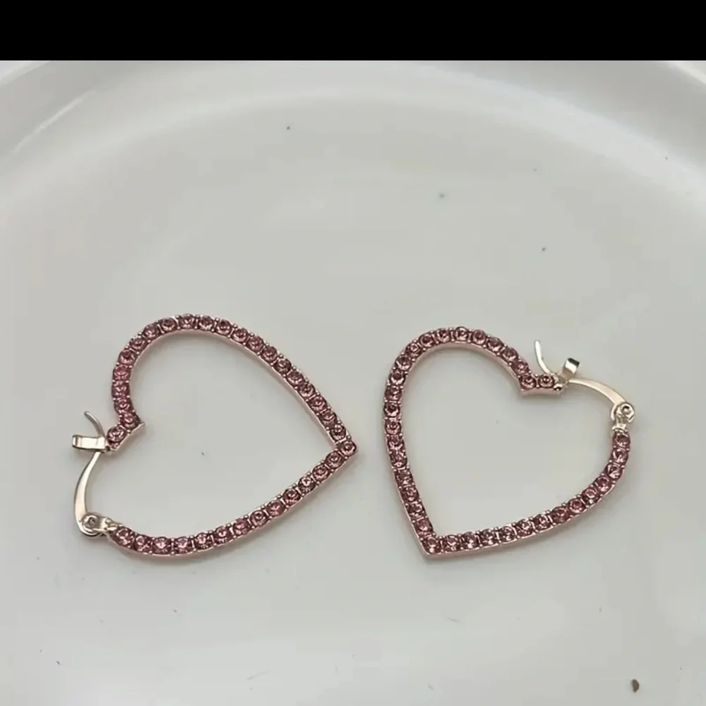 New Gorgeous Pink Rhinestone heart shaped earrings - Picture 2 of 3